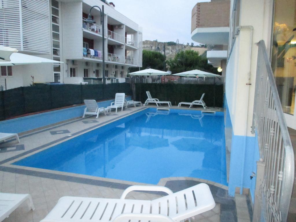 Di Matteo Hotel Roseto Degli Abruzzi Bagian luar foto